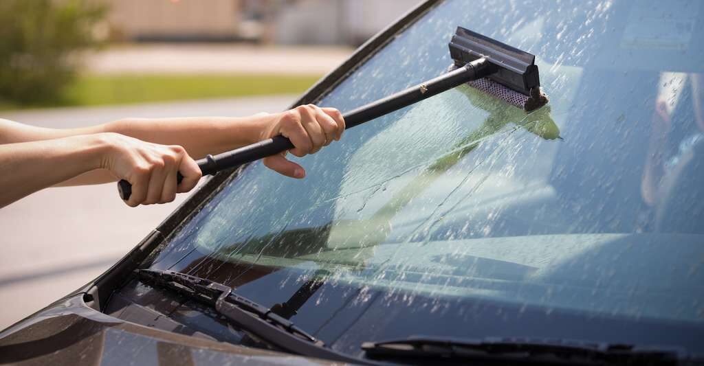 Astuce pour nettoyer les vitres de sa voiture