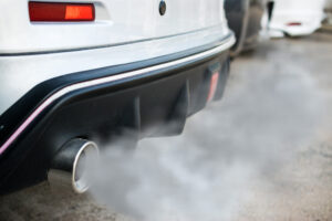 Votre voiture émet de la fumée ? Les causes de cette fumée peuvent être nombreuses