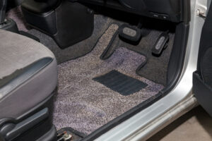 Les tapis de sol de voiture sont des accessoires intérieurs incontournables si vous désirez garder l’intérieur de votre véhicule dans un état convenable.