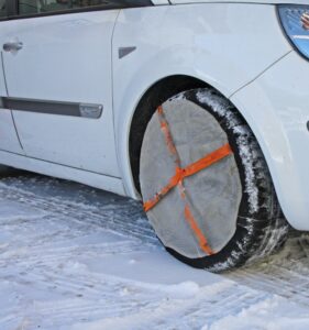 Les chaussettes pour pneus sont conçues pour s’adapter aux conditions de roulage spécifiques en saison d’hiver comme le froid, la pluie, la neige ou le verglas.