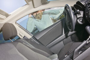 Votre véhicule est verrouillé et vous vous retrouvez enfermé hors de votre voiture, clés boquées ou oubliées à l’intérieur. Une situation délicate n’est-ce pas ?