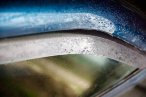 Le déflecteur de pluie ou d'air protège le véhicule contre le vent en minimisant le bruit de conduite et du vent.
