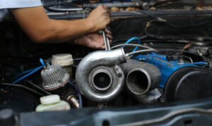 Le turbocompresseur est un équipement que l’on peut retrouver sur les moteurs essence ainsi que diesel.