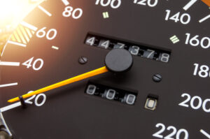 Le compteur de vitesse indique la vitesse de déplacement d’un véhicule.