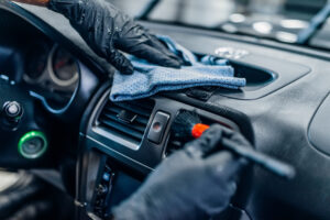 Le detailing automobile consiste à nettoyer méticuleusement l’intérieur et l’extérieur de votre véhicule de fond en comble, en plusieurs étapes et de façon extrême.