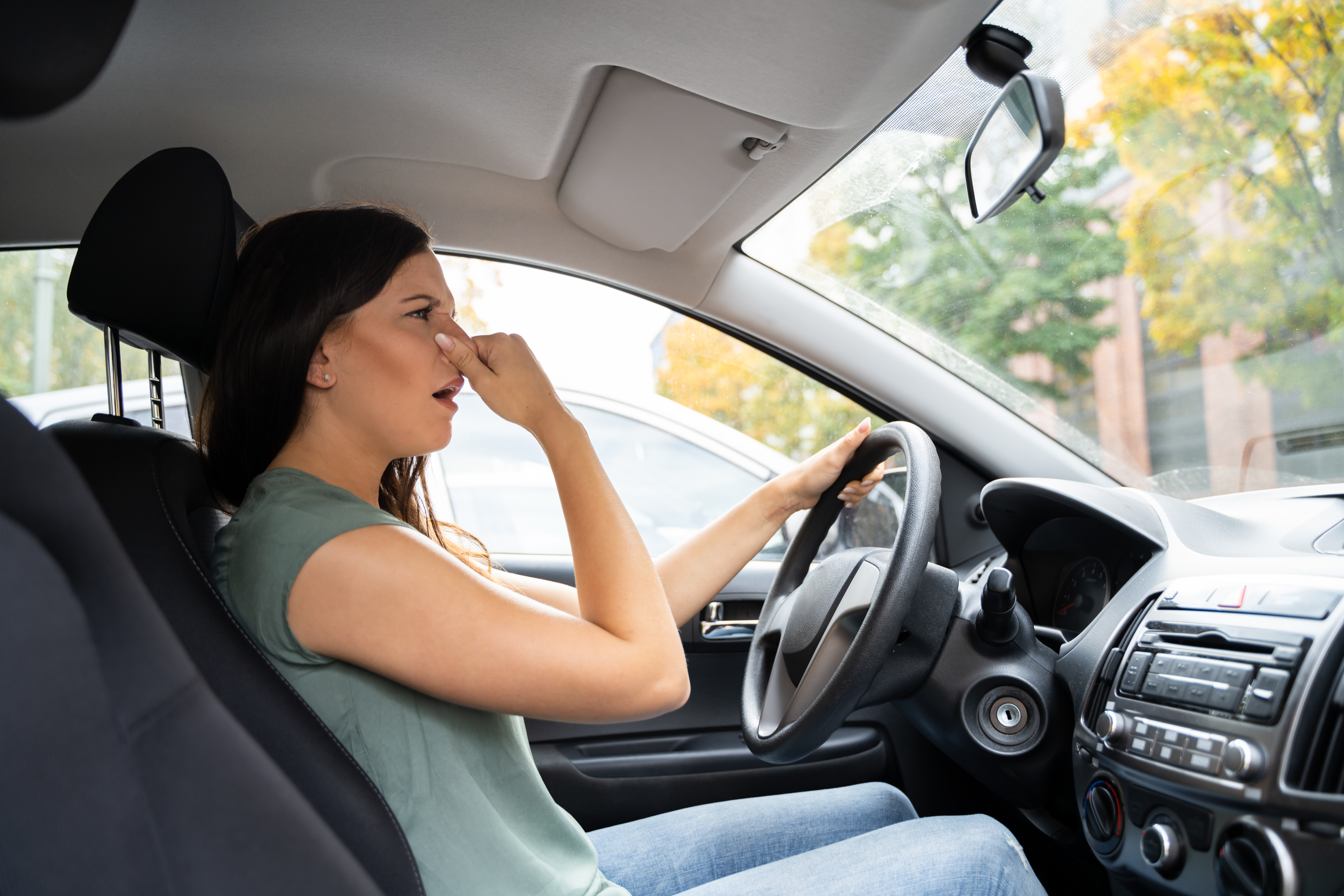 10 odeurs qui indiquent un problème provenant de votre voiture (et ce qu'il  faut faire) - Holts Auto French
