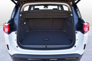 La plage arrière de votre véhicule est la planche rigide qui se situe au-dessus du coffre et posée horizontalement sous la lunette arrière.