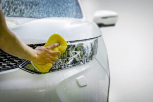 Le lavage d’une voiture blanche demande plus de temps que le lavage d’une voiture foncée puisqu’elle se salit plus que les autres couleurs.