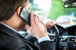 Téléphoner avec votre portable au volant est une attitude dangereuse, voire périlleuse. En effet, le Code de la Route l’interdit formellement.