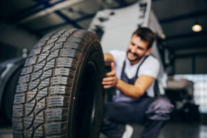 Il existe différents types de pneu dont le rôle est d’assurer la qualité du freinage, le transfert de la charge et la stabilité de votre trajectoire.