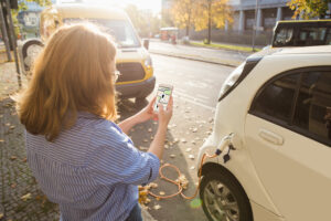 Votre véhicule électrique et certaines applications mobiles vont de pair car, ils vous permettent de tirer profit au maximum des fonctionnalités connectées.