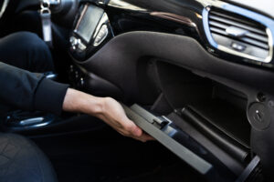 La boîte à gants est située en face du siège passager et intégrée au tableau de bord de votre voiture. Elle se trouve au-dessus du filtre d'habitacle.
