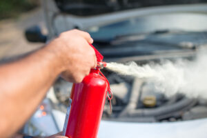 L'extincteur de véhicule permet de sécuriser votre voiture en cas de feu. Il s’agit d’un accessoire se retrouvant à bord de l’auto à titre préventif.