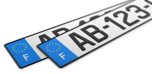 La plaque d'immatriculation est un élément attribué à vie depuis 2009. Elle doit obligatoirement être visible et installée à l'arrière de votre véhicule.