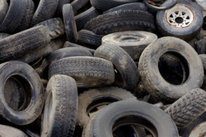 En Europe, le recyclage des pneus de voiture usagés est automatique et relève de la responsabilité des manufacturiers et des producteurs.