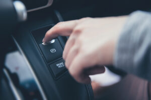 Le frein à main électrique se présente sous forme de bouton et permet de freiner une voiture via une assistance électrique.