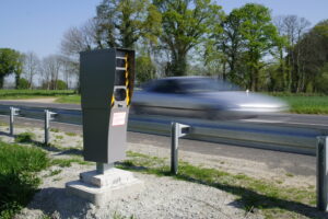 Le radar double-face permet de prendre une photo de l’avant ainsi que de l’arrière de la voiture en cas d’excès de vitesse. Il est présent partout en France