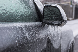 En hiver, la protection de votre voiture dépend de son entretien. Il doit être rigoureux, notamment si votre auto reste à l’extérieur.