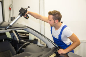 La colle à pare-brise permet de fixer un pare-brise au moment de son installation ou de son remplacement sur votre voiture.