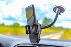 La ventouse à pare-brise est nécessaire dans un véhicule puisqu’elle permet la fixation d'objets tels que des supports de tablette, de GPS ou de téléphone.