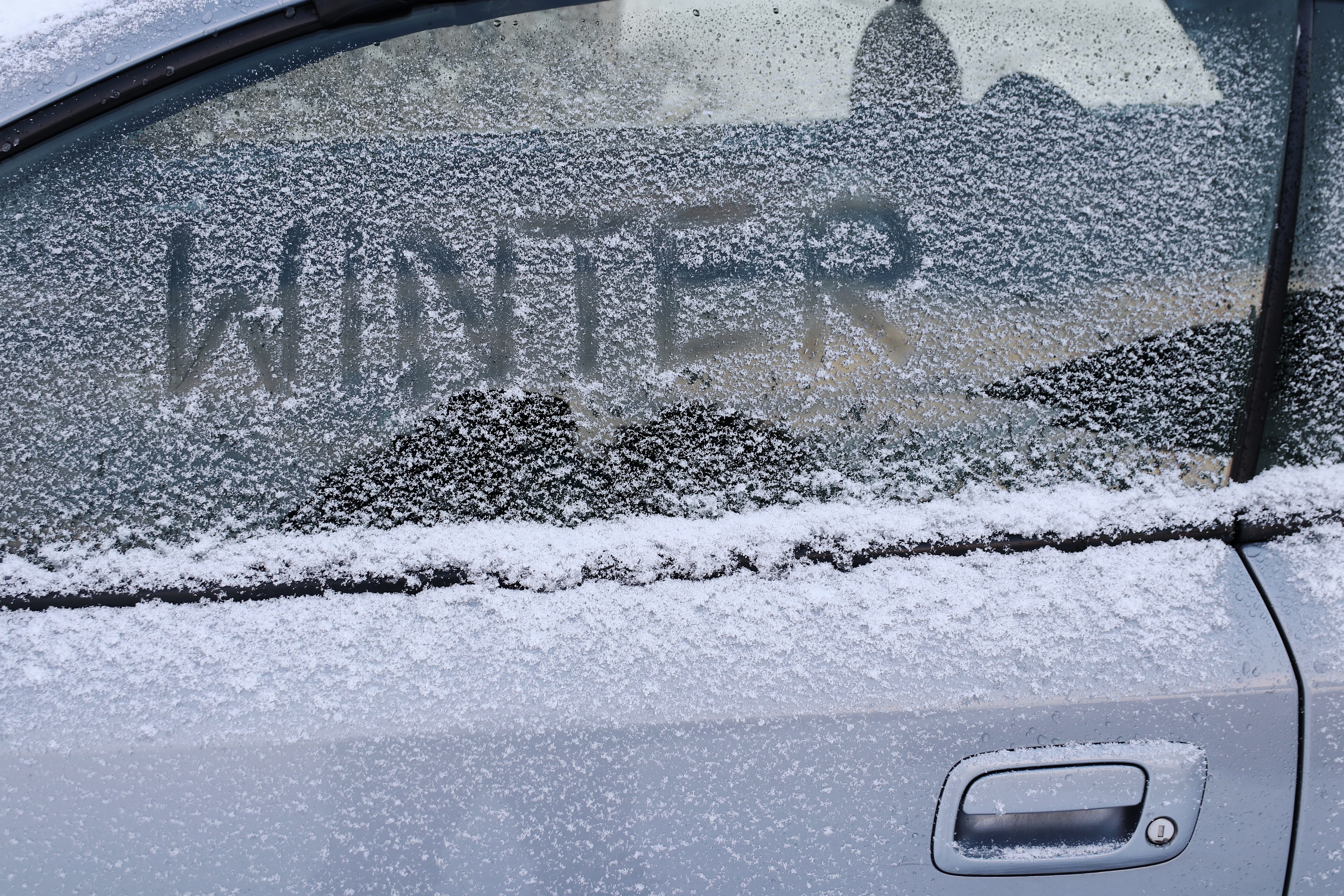 gelé voiture couvert avec gel, hiver mal temps génératif ai