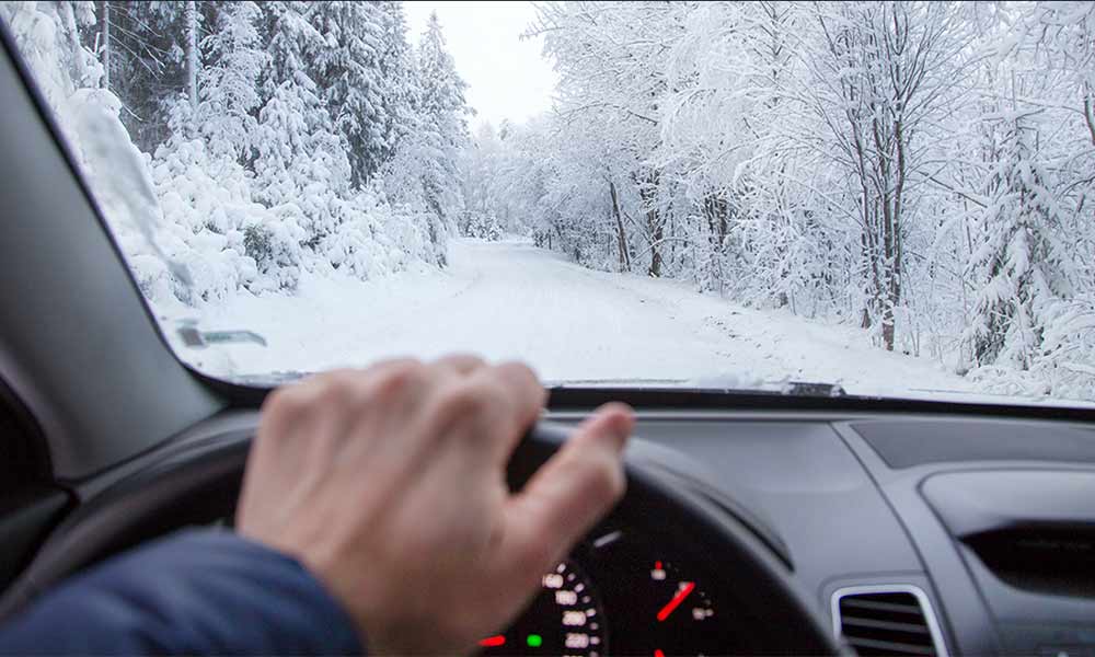 Photo 3 - En hiver, il faut utiliser un liquide lave-glace capable de  résister à des températures très basses. - Retour de l'hiver : quels sont  les contrôles à effectuer sur votre voiture ?